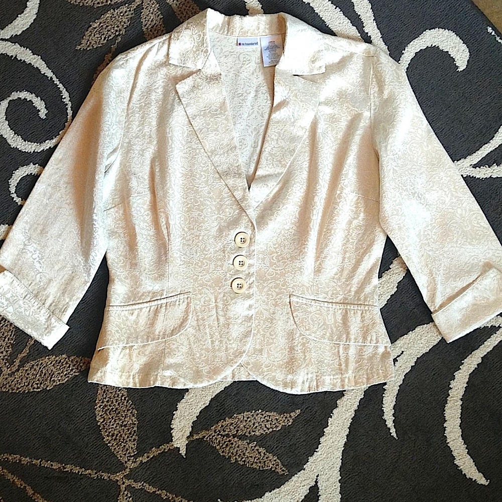 Stunning jacket w/ beautiful design print. Size large 11/13 or women small. - Picture 5 of 9